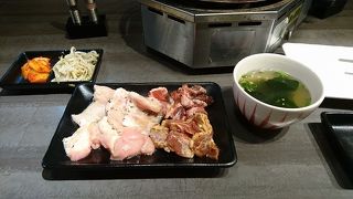 狭い店内に工夫が見られる