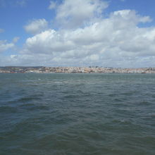 フェリーで対岸のカシーリャスから眺めるリスボンを隔てるテージ