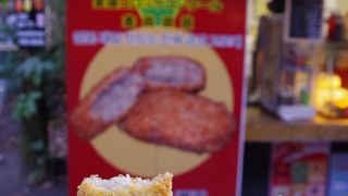 行列につられて…。　でも、いたってフツーのコロッケでした。