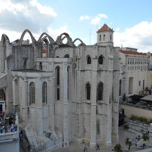 教会正面入り口付近の様子。