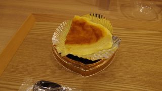 店内で半熟チーズケーキを頂きました。