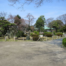 正面には石で築いた山、奥には茶屋