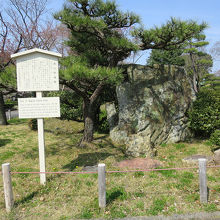 その一角に那古野城跡の碑があります