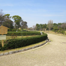 その東側には大きく開けた庭園