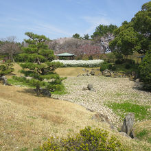 案内板にあったように、大きな池の後が見られます