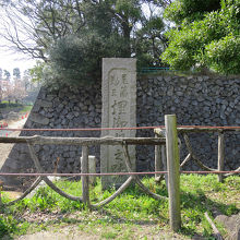 西側には藩主の緊急脱出口たる埋御門の遺構も残されています