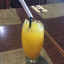 セットのオレンジジュース