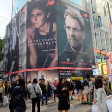 昼も賑やかなエリアですが…、