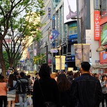 ...夕暮れからはミョンドン・ギルの両側に...、