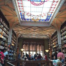 狭く人だらけ、、