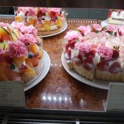 華やかなケーキのショーケース