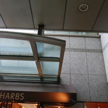 入り口にハーブスとかいてあります