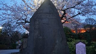 浅草寺の歴史をしっかり語る石碑です