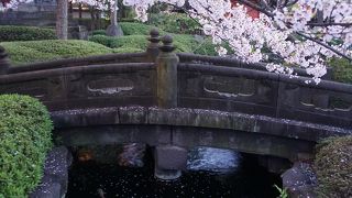 ちょっと庭園風の一角があって