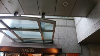 入口付近のわかりやすい立地