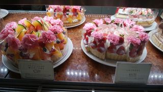 華やかなケーキのショーケース