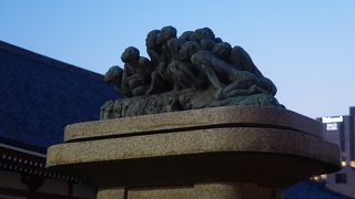 どちらかと言えば異様な雰囲気