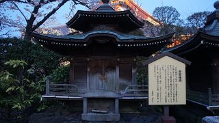 このデザインで大きな建物を建てたらさぞ壮観