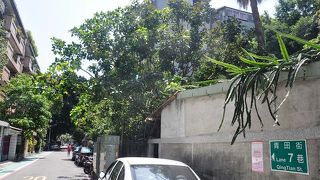 巨木が多く残り、暑い日でも木陰を気持ちよく歩ける。旧日本住宅を改造したレストランもあった