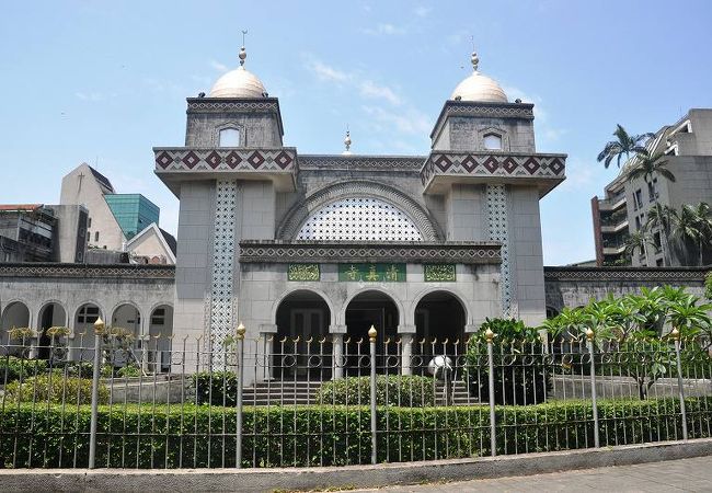 台湾初の正式なイスラム教寺院、かつ、最も重要なムスリム信仰の中心地。街歩きで偶然出くわした