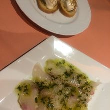 分厚いカルパッチョと牡蠣のコンフィ