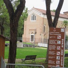 道路側から見えるスクロヴェー二礼拝堂