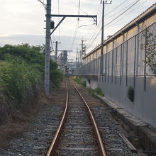 裏手を走る専用鉄道