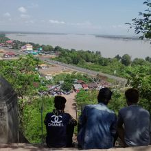 登山道(下に見えるのが登り口)