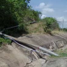 橋を渡ったらこの水道管に沿いに…
