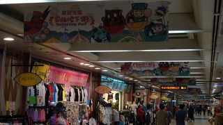 地元のお店が中心。ブランド店・チェーン店などはありません。