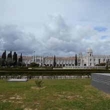 修道院前広場の様子。