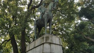 九段坂公園の堂々とした銅像