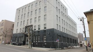 歴史的建造物とは思えない建物