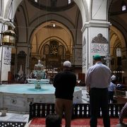世界遺産：中に泉のある、アラビア書道が美しいモスク