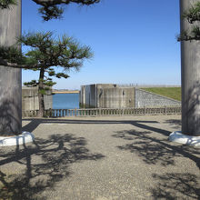 階段を上がって鳥居をくぐり、右手には…