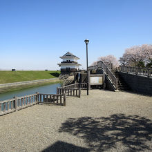 左手の揖斐川沿いには巨大な堤防、正面の蟠龍櫓手前には…