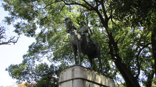 馬に跨る軍人銅像は見ごたえあります。