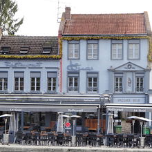 運河沿いに建つ店。写真は翌朝の撮影