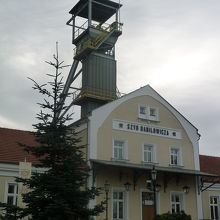 岩塩坑の事務所・玄関入口、建物左手から入る