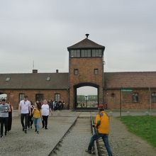 「死の門」と一直線に伸びる貨車線路