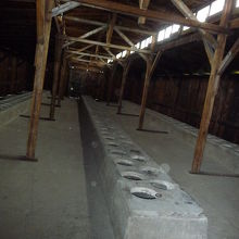 定時に集団で利用させたといわれるトイレ