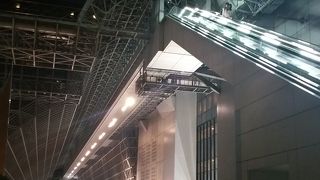 夜に行くとSF映画の様です