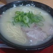 白いスープの豚骨ラーメンが旨い！