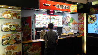 レストラン街。地元のお店が集まるフードコートもあります。