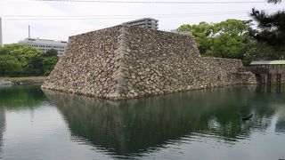 玉藻公園の全景の先に内海を見渡せます