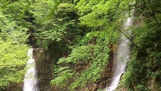 綺麗な滝ですが、下ルートからは通行不可でした