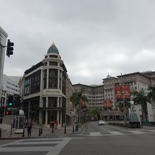 左側がトゥーロデオの通り