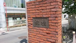 首都高の上に架かる橋