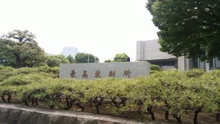 要塞のような重厚な建物