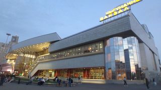 鉄道とバスの大きなターミナル